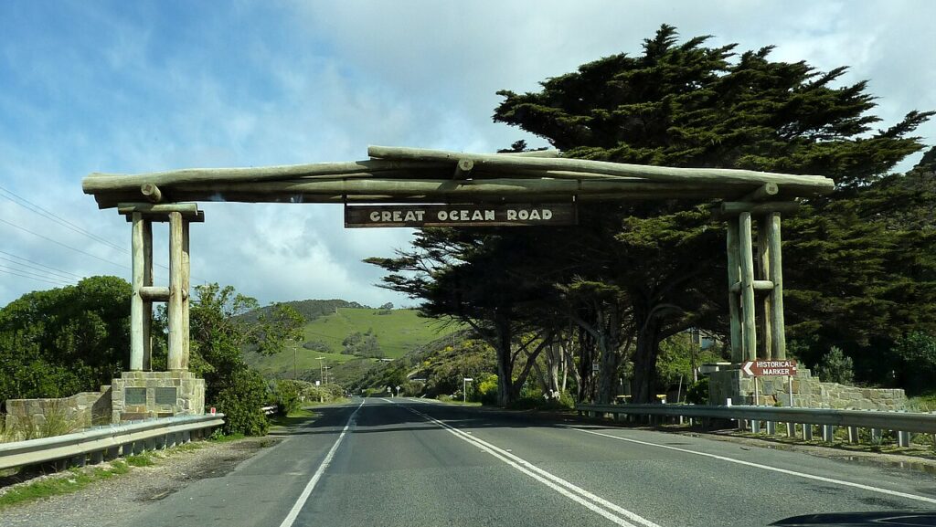 1280px 2009 0825 GreatOceanRoadsign