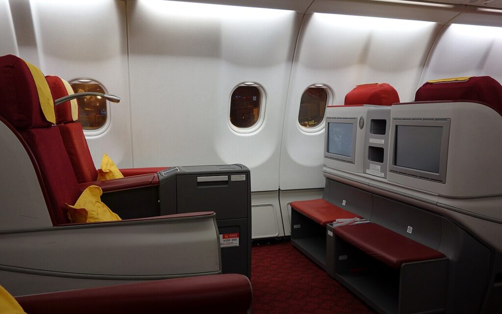 1280px Interior of A330 243 28Hainan Airlines29 aircraft cabins 20161123