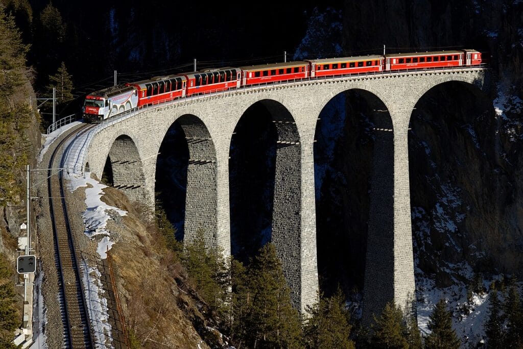 1280px RhB Ge 4 4 III UNESCO Weltkulturerbe auf Landwasserviadukt