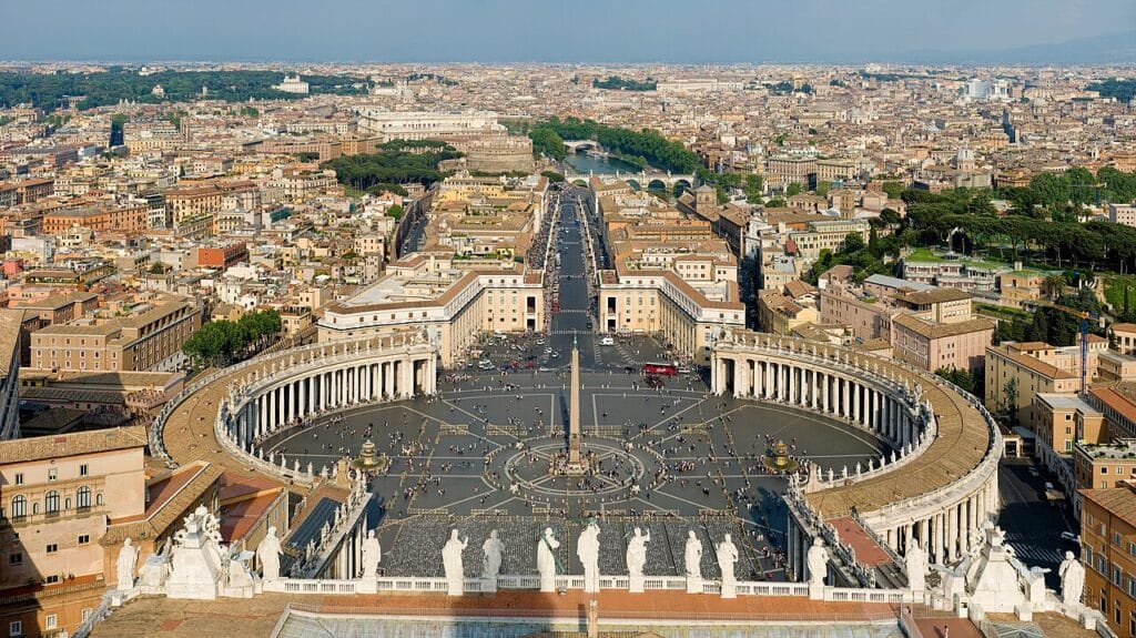 1280px St Peter27s Square2C Vatican City April 2007