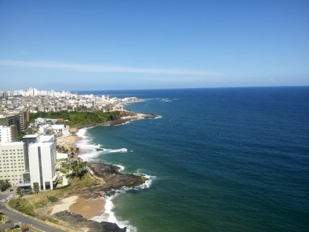 Top 17 choses à faire à Salvador de Bahia, Pelourinho et culture afro-brésilienne 27 L’odeur épicée des acarajés emplit les ruelles pavées du Pelourinho au crépuscule, mêlée aux percussions lointaines du candomblé.