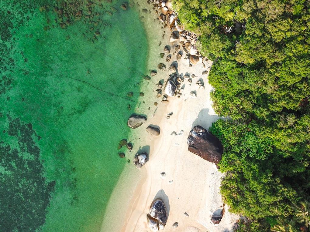 Top 5 choses à faire à Koh Adang - Île paisible et sauvage 9 Au sommet du point de vue de Koh Adang, la mer scintille sous le soleil.