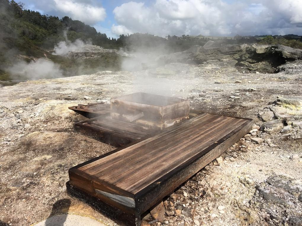 Terre de feu et glace : Auckland à Queenstown 55 New Zealand Milford Sound Hangi a traditional cooking method using heated rocks buried in a pit oven in Rotorua BayPlenty New Zealand