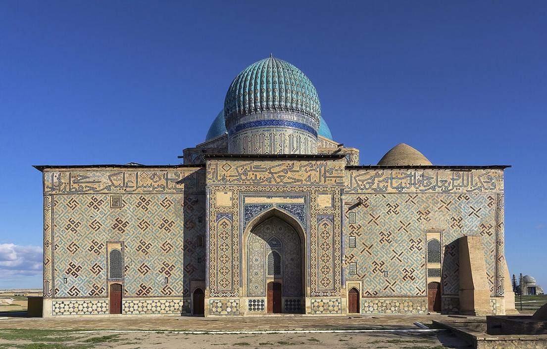 9 Choses à faire à Turkestan, Mausolée UNESCO 3 L'odeur de l'encens flotte au marché de la vieille ville, mêlée aux voix des artisans et aux couleurs des tapis traditionnels.