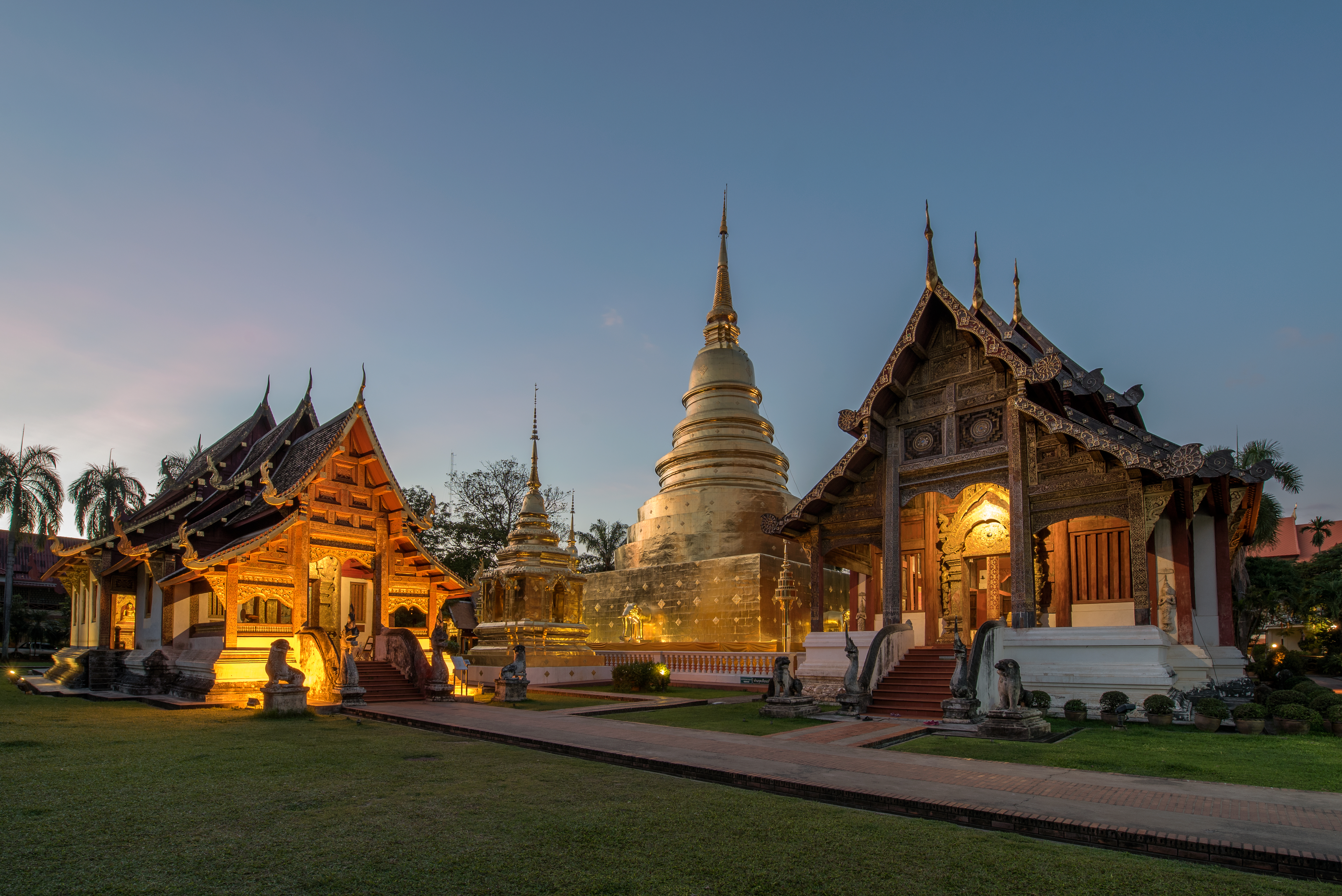 Thaïlande : paysages emblématiques et beautés visuelles uniques 21 Wat Phra Singh temple complex glowing at dusk in Chiang Mai, Thaïlande