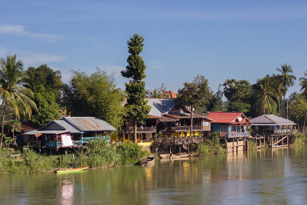 1920px Houses and guesthouses on the bank of Don Det