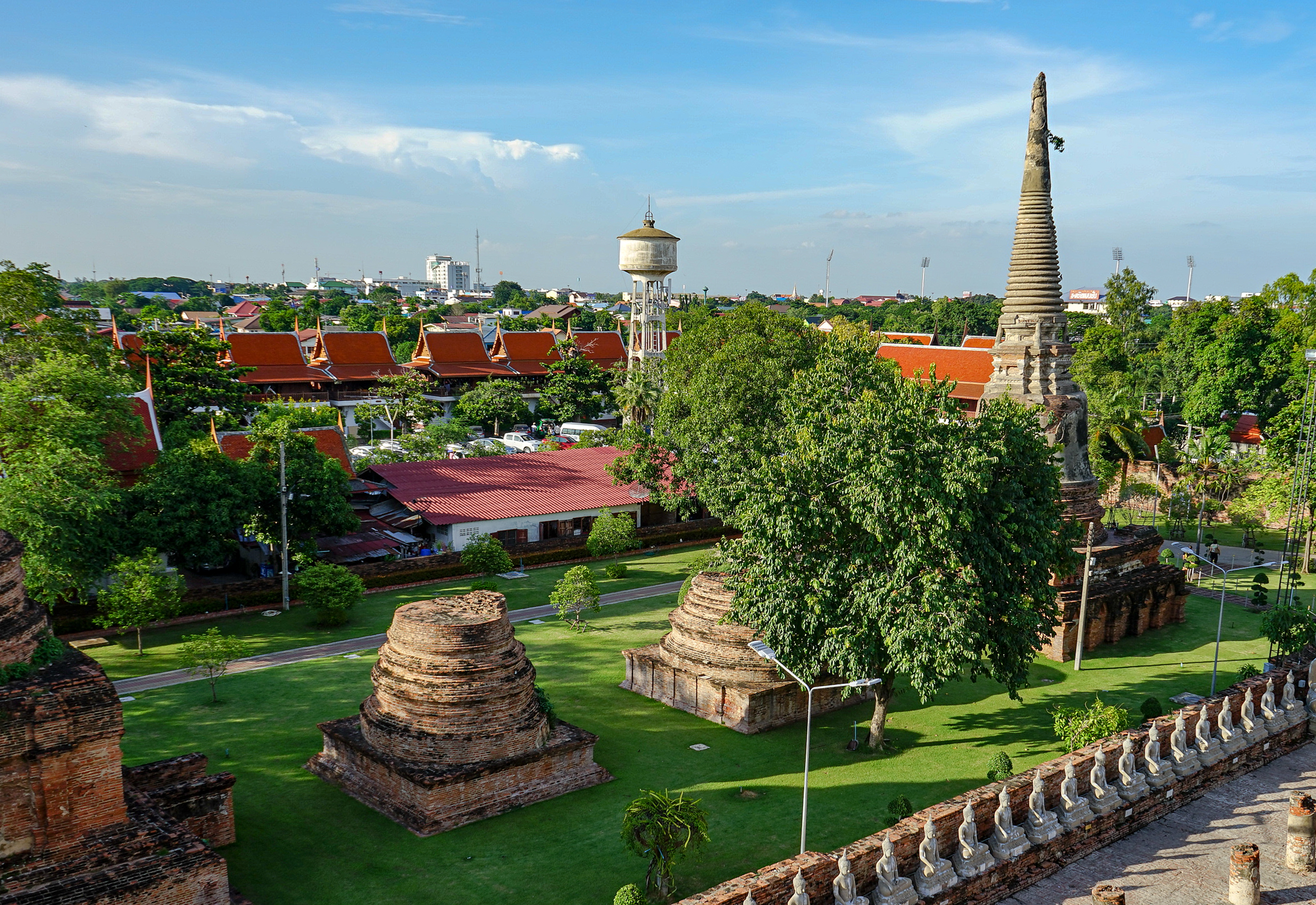 Thaïlande : paysages emblématiques et beautés visuelles uniques 22 Aerial view of the brick chedis and ruins of Ayutthaya Historical Park amid green grounds