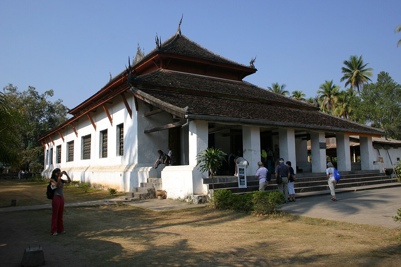 Les 11 principaux sites religieux du Laos : la procession aux aumônes à l'aube 32 Wat Visounnarath (Wat Wisunarat), Luang Prabang religious landmark
