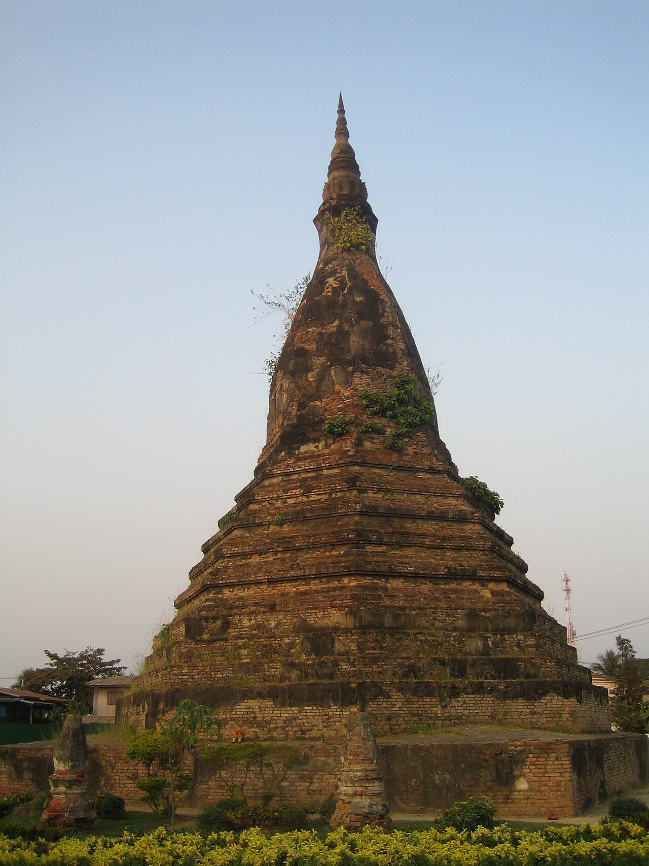 Les 11 principaux sites religieux du Laos : la procession aux aumônes à l'aube 30 That Dam (Black Stupa), Vientiane religious landmark