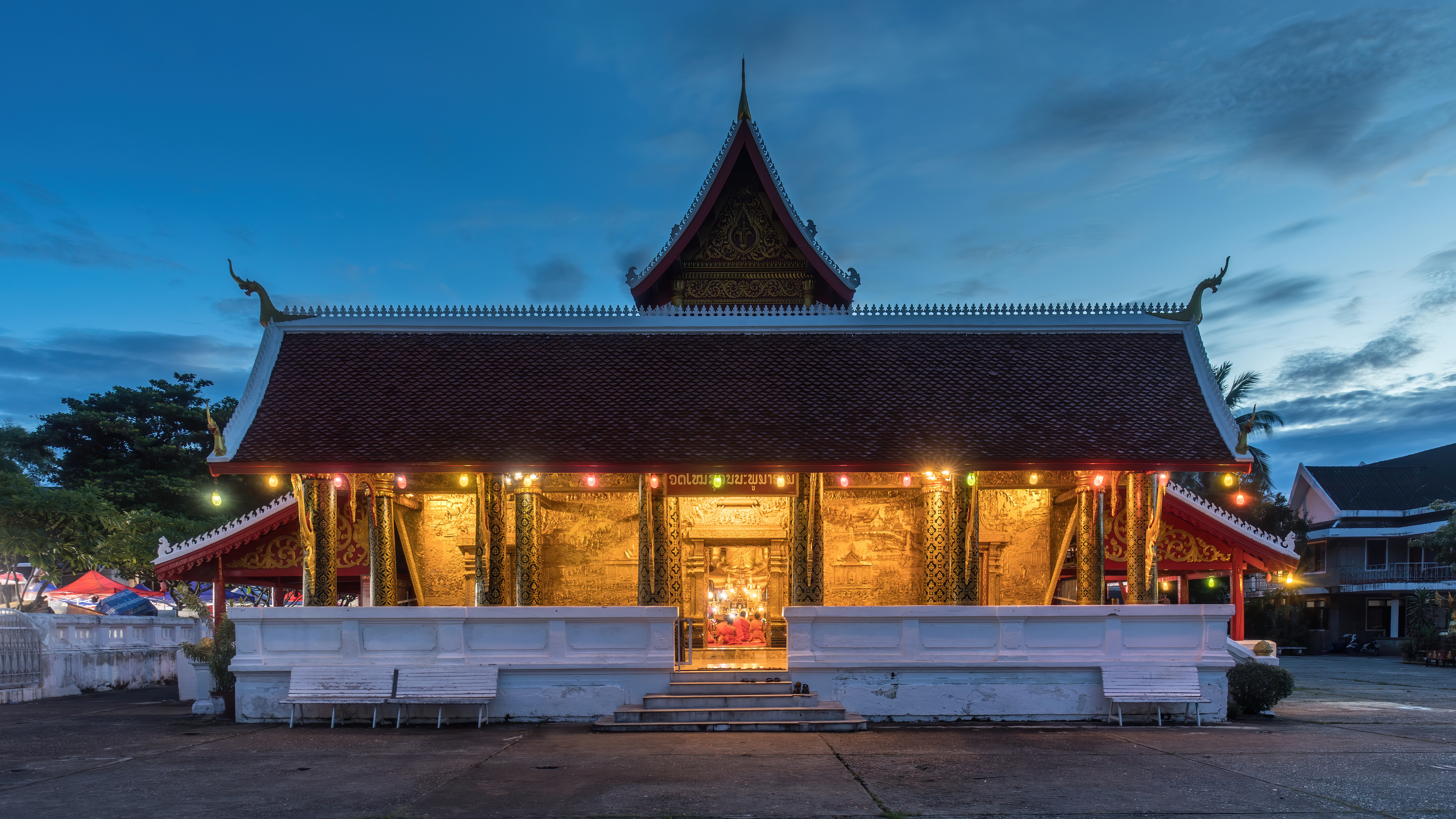 Les 11 principaux sites religieux du Laos : la procession aux aumônes à l'aube 28 Wat Mai Suwannaphumaham, Luang Prabang religious landmark
