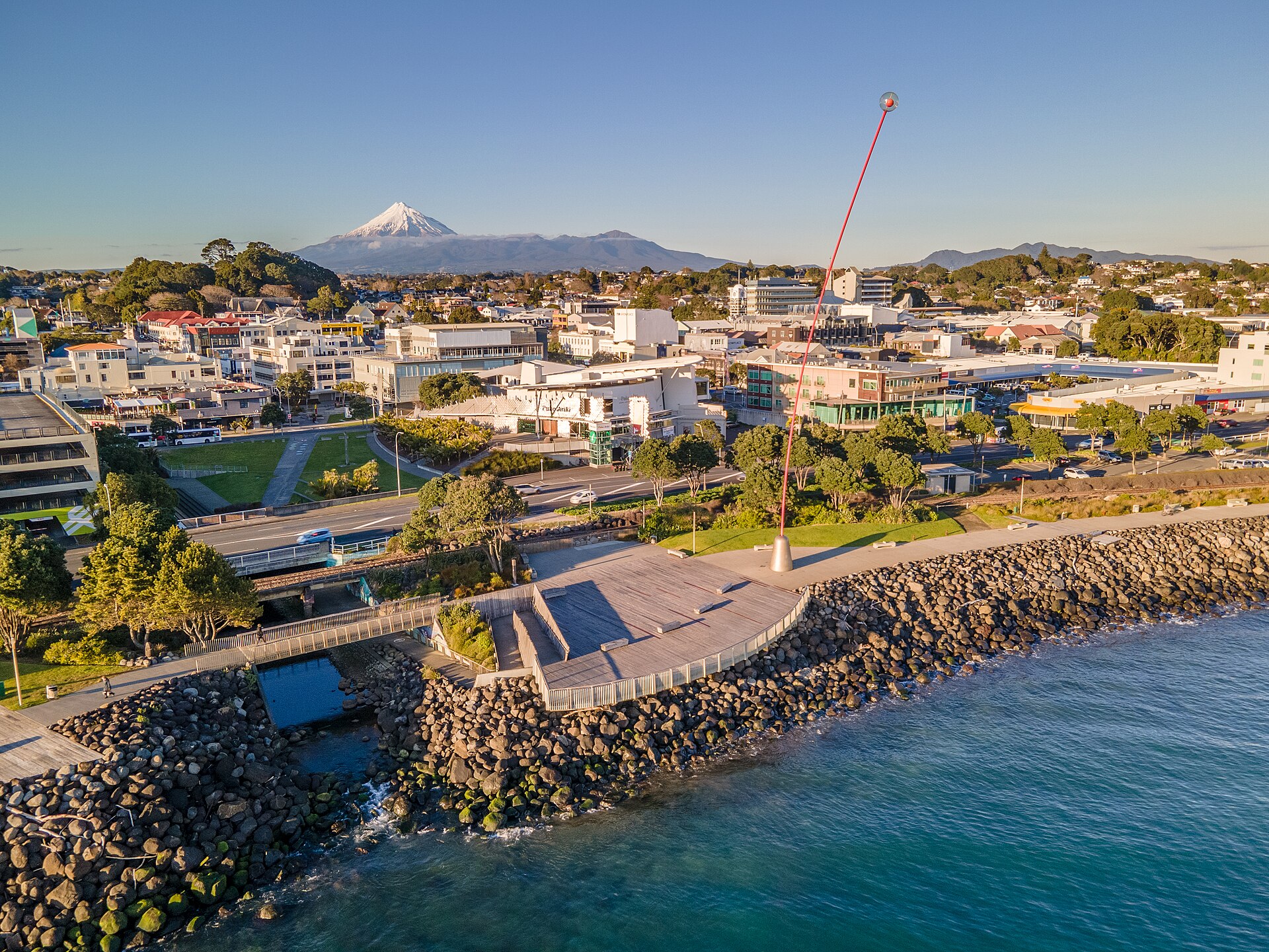 Top 6 choses à faire à New Plymouth, ville côtière du Taranaki 11 Le vent salé caresse les dunes noires de Fitzroy Beach tandis que les surfeurs guettent la prochaine vague.
