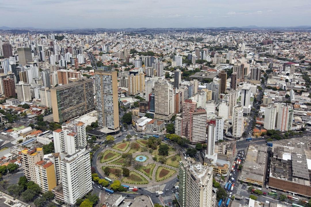 Au marchÃ© central de Belo Horizonte, les Ã©tals colorÃ©s mÃªlent fromages locaux et Ã©pices rÃ©gionales dans une ambiance animÃ©e.