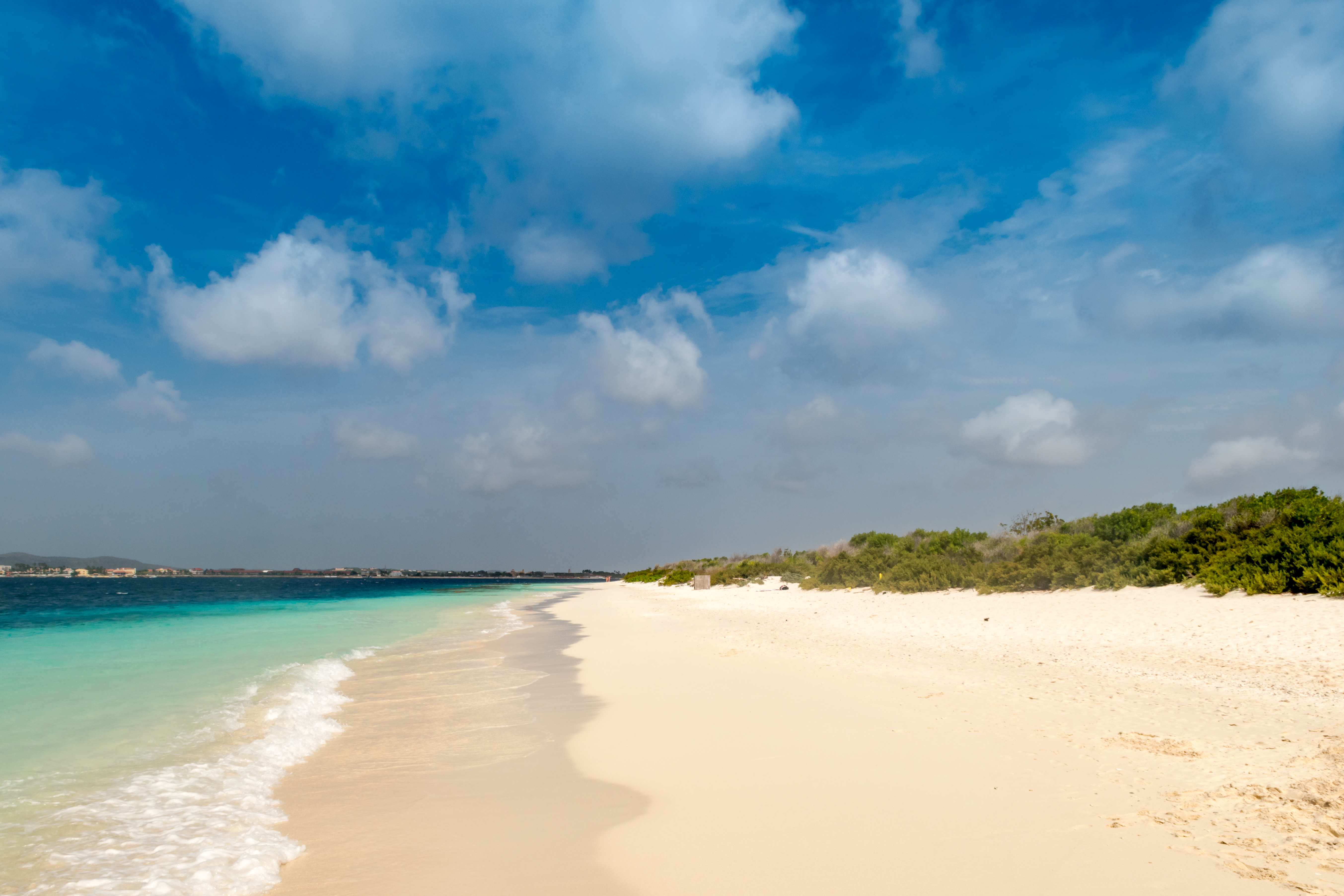 Les îles de Bonaire : 8 joyaux pour les amateurs de nature et d'aventure 23 White sand beach and turquoise water, Klein Bonaire