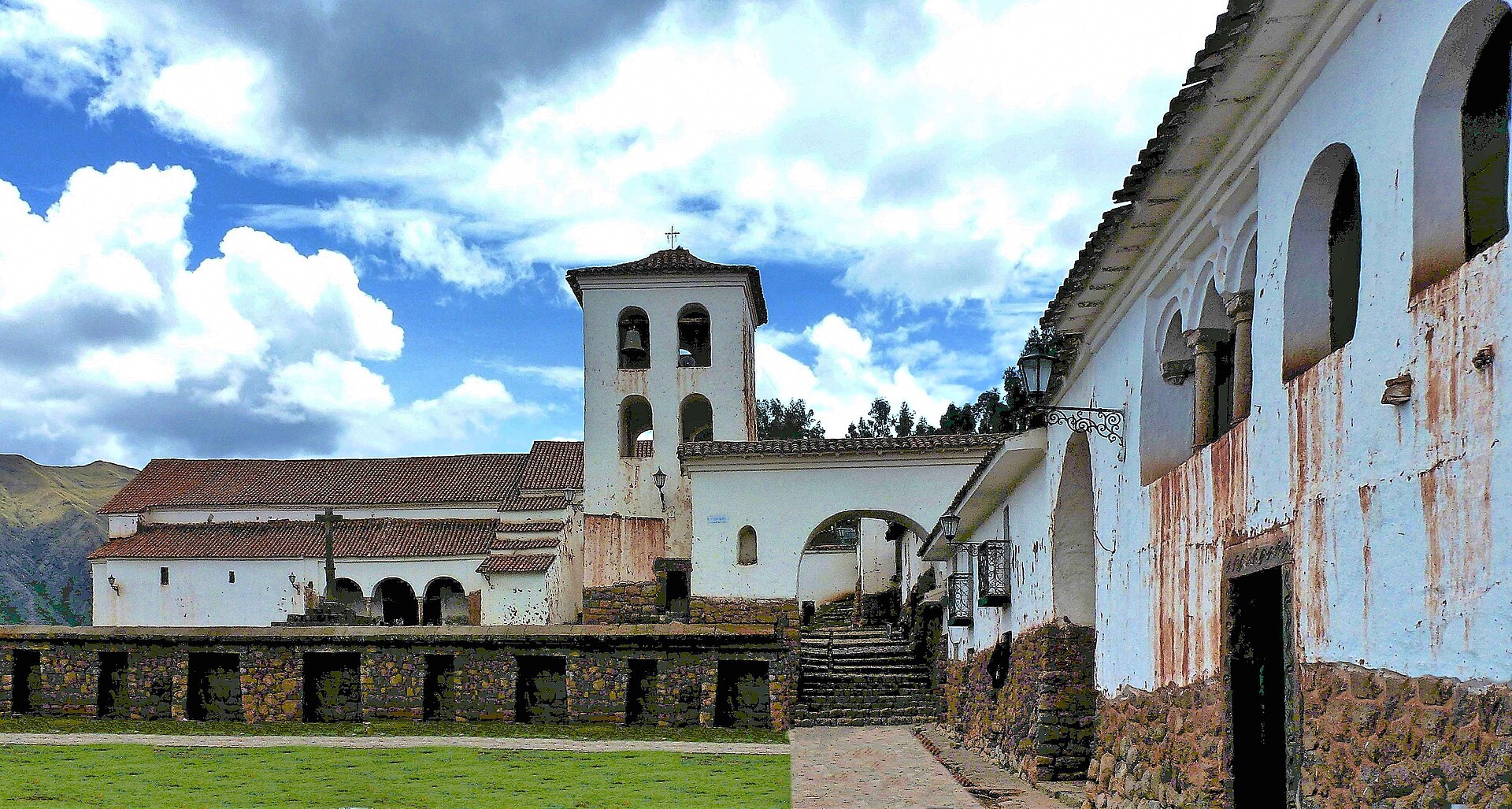 Top 5 choses à faire à Chinchero, village andin de la Vallée Sacrée 17 Au marché dominical de Chinchero, les tissus colorés s’étalent sous le ciel andin, animant la place centrale.