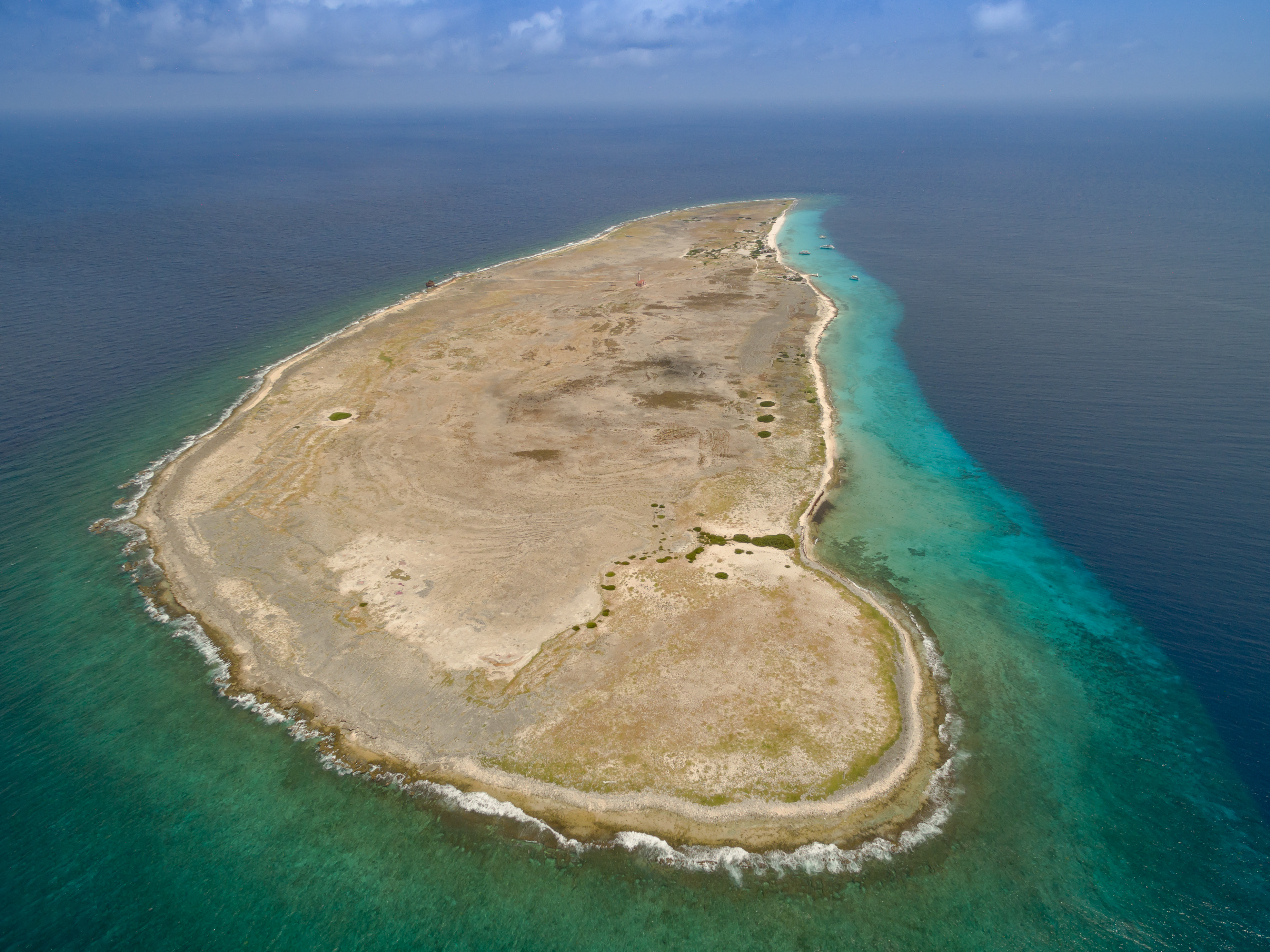 Les îles de Curaçao : escapades entre plages, histoire et nature 18 Aerial view of Klein Curacao island and reef, Curaçao