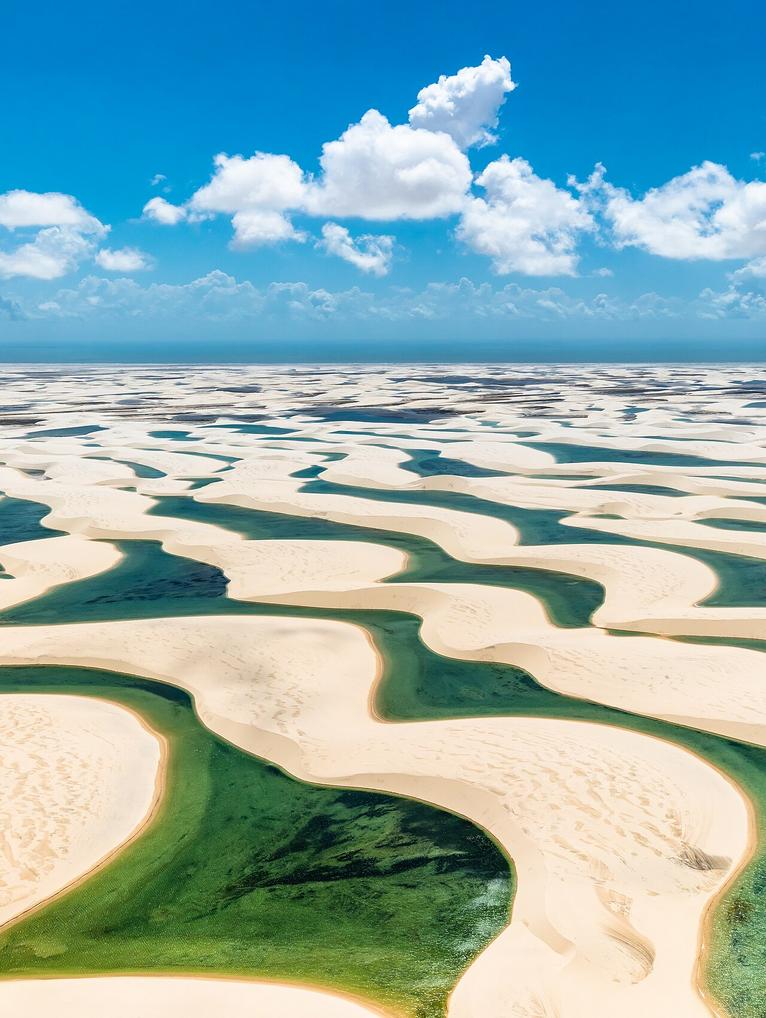 L'air salin mÃªlÃ© Ã  la brise chaude caresse les dunes blanches prÃ¨s de la plage de Atins, au bord du parc.
