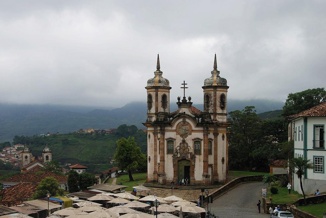 Lâ€™odeur de bois brÃ»lÃ© et de cafÃ© fraÃ®chement moulu emplit la Rua Direita, dans le centre historique dâ€™Ouro Preto.