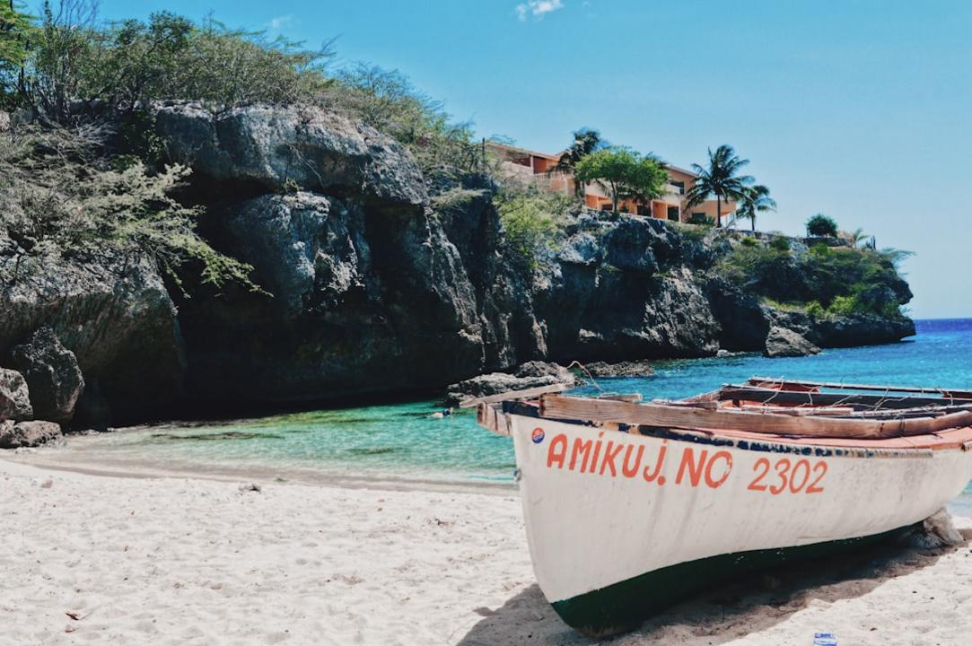 Top 5 choses à faire à Playa Lagun, crique snorkeling et falaises 9 Au coucher du soleil, la crique de Playa Lagun s’illumine sous les falaises calcaires, invitant à la contemplation paisible.