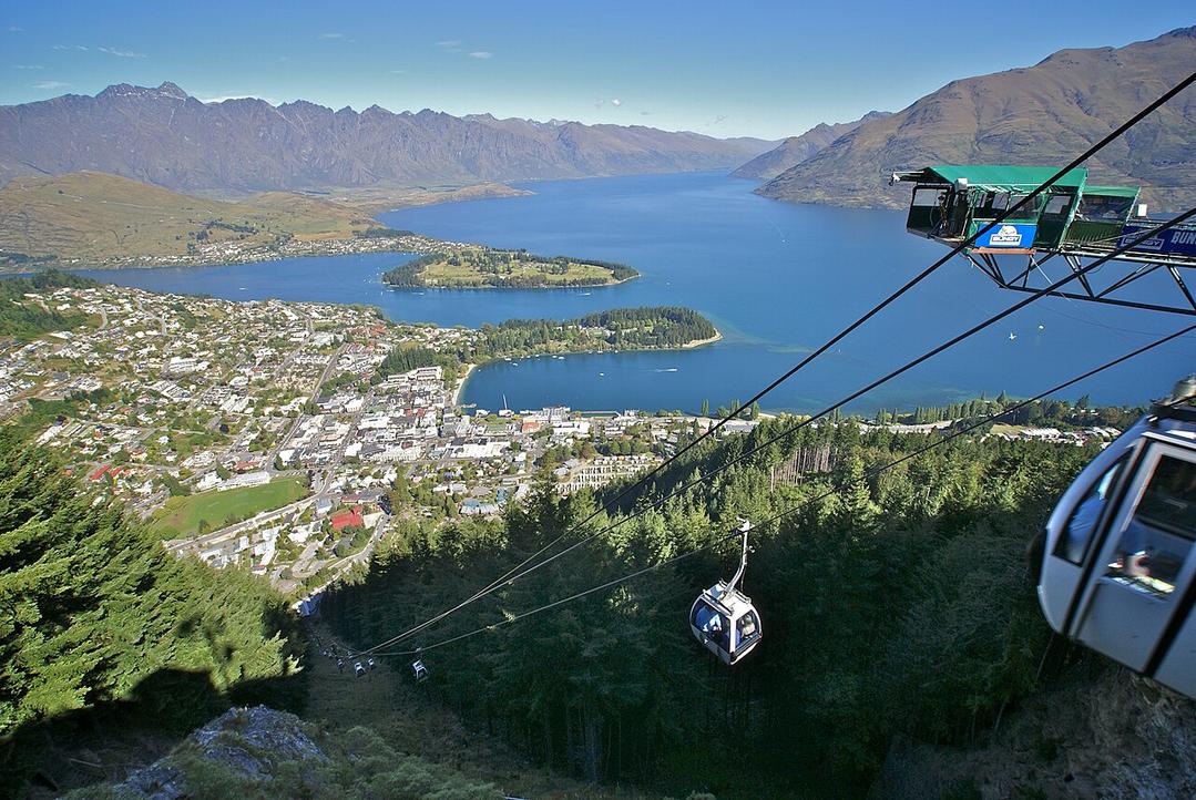 Le souffle frais du lac Wakatipu caresse la jetÃ©e de Steamer Wharf, mÃªlÃ© aux odeurs de cafÃ© torrÃ©fiÃ© du voisinage.