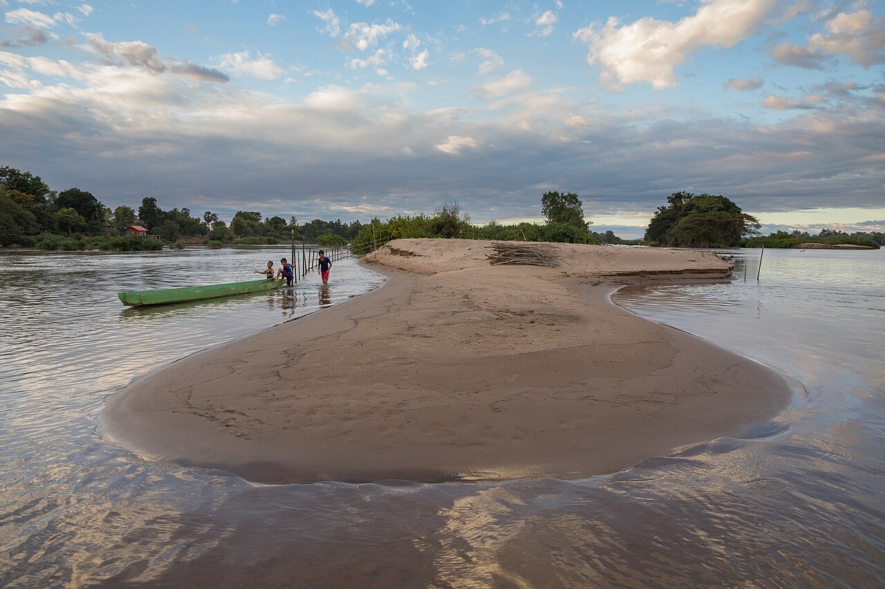Sandy river beach on the Mekong in Si Phan Don (4000 Islands) near Don Khong