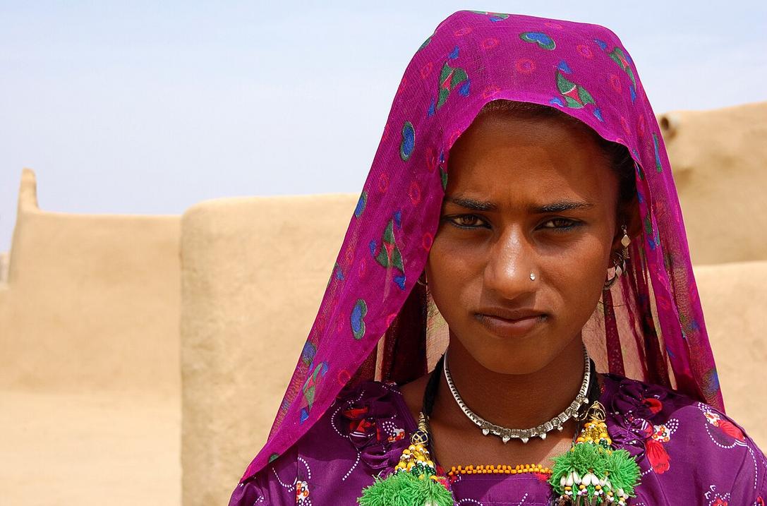 11 Things to do in Jaisalmer - Explore the Living Fort 3 The scent of spices and fresh chai drifts through the narrow lanes of Jaisalmer Fort in the city center at dawn.