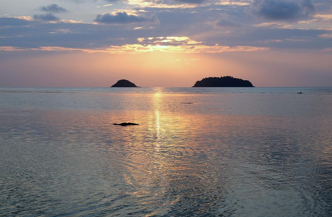 9 Choses à faire à Koh Chang, cascades et plages 5 L’odeur humide de la forêt mêlée au sel marin flotte sur la plage de White Sand Beach au petit matin.