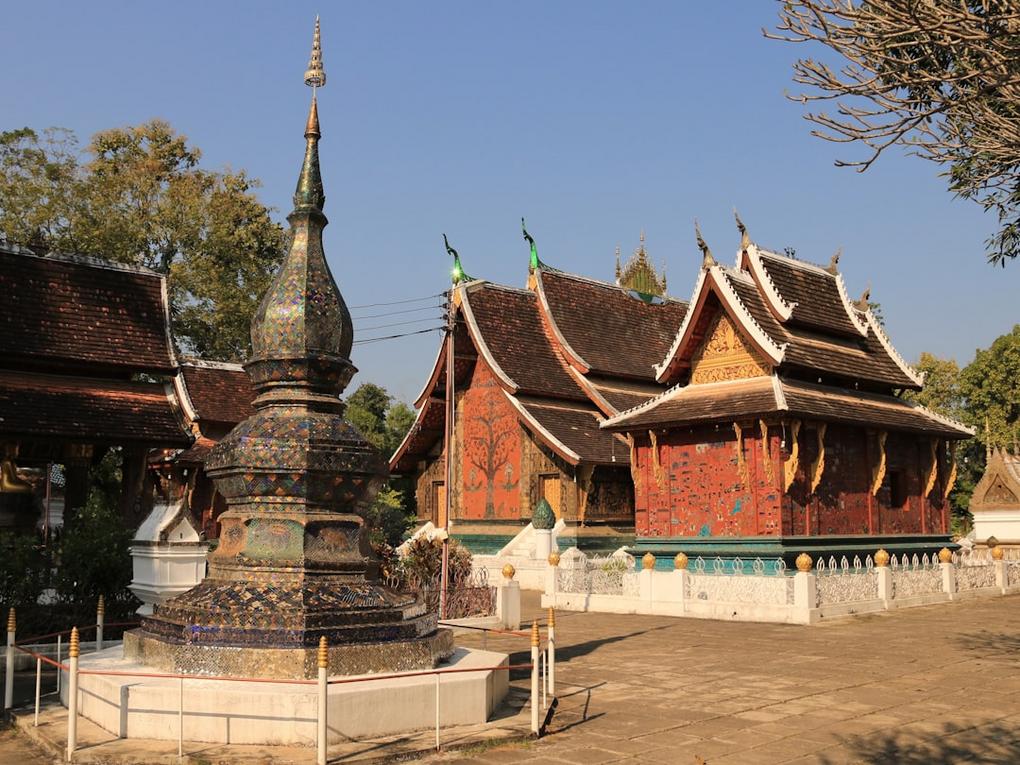 Les 11 principaux sites religieux du Laos : la procession aux aumônes à l'aube 24 Monuments religieux du Laos