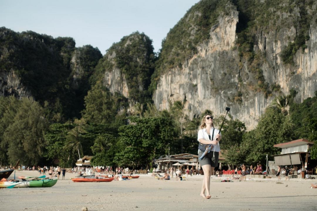 Railay Beach daily life