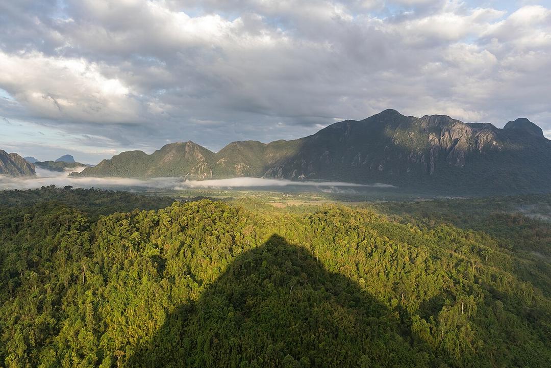 12 Choses à faire à Vang Vieng, aventure karstique 3 Le bruissement de la rivière Nam Song accompagne les pas sur le sentier du point de vue Pha Ngern, au cÅ“ur de Vang Vieng.