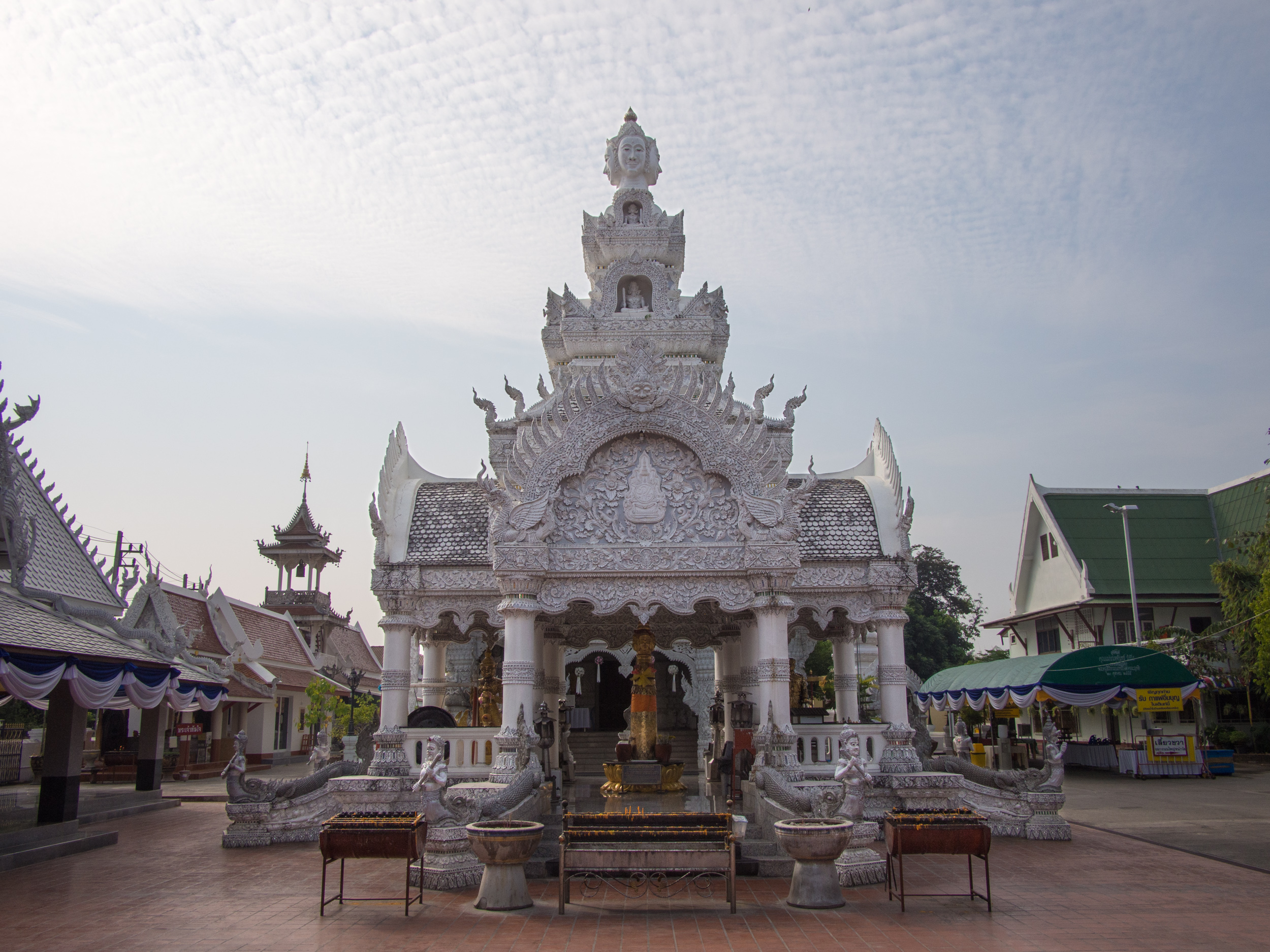 Ã€ l'ombre des fresques colorÃ©es de Wat Phumin, le temps semble s'arrÃªter.
