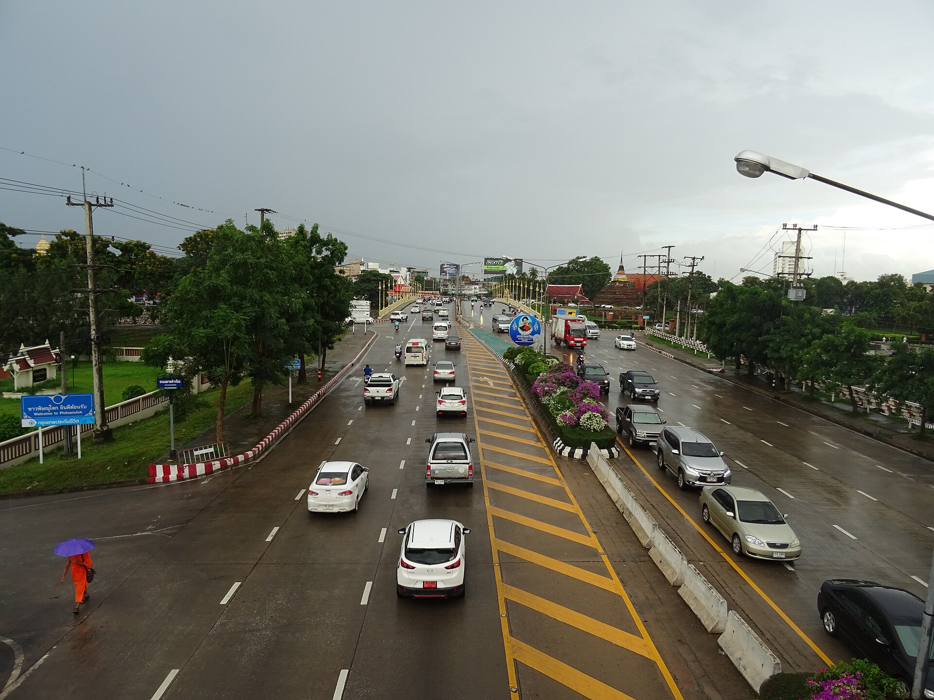 Top 6 choses à faire à Phitsanulok, ville fluviale régionale 11 Le marché de nuit de Phitsanulok s'anime avec des odeurs d'épices et des rires d'enfants.